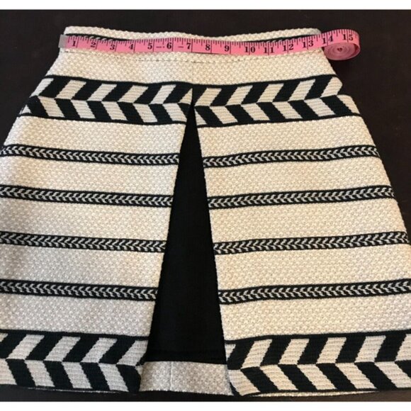 Alice + Olivia Daysi Layered Woven Aztec Black/Cream Print Mini Skirt - Size 6 - Picture 6 of 9
